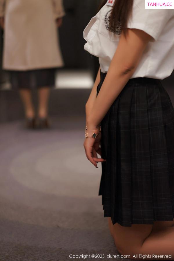 laura阿姣  [XiuRen]高清写真图 2023.03.10 No.6397 laura阿姣 短裙美臀第42张图片